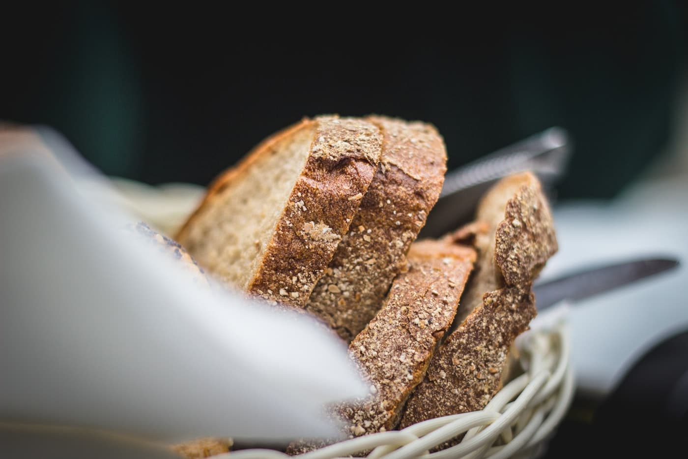 Cestino di pane fatto in casa servito su un tovagliolo di lino