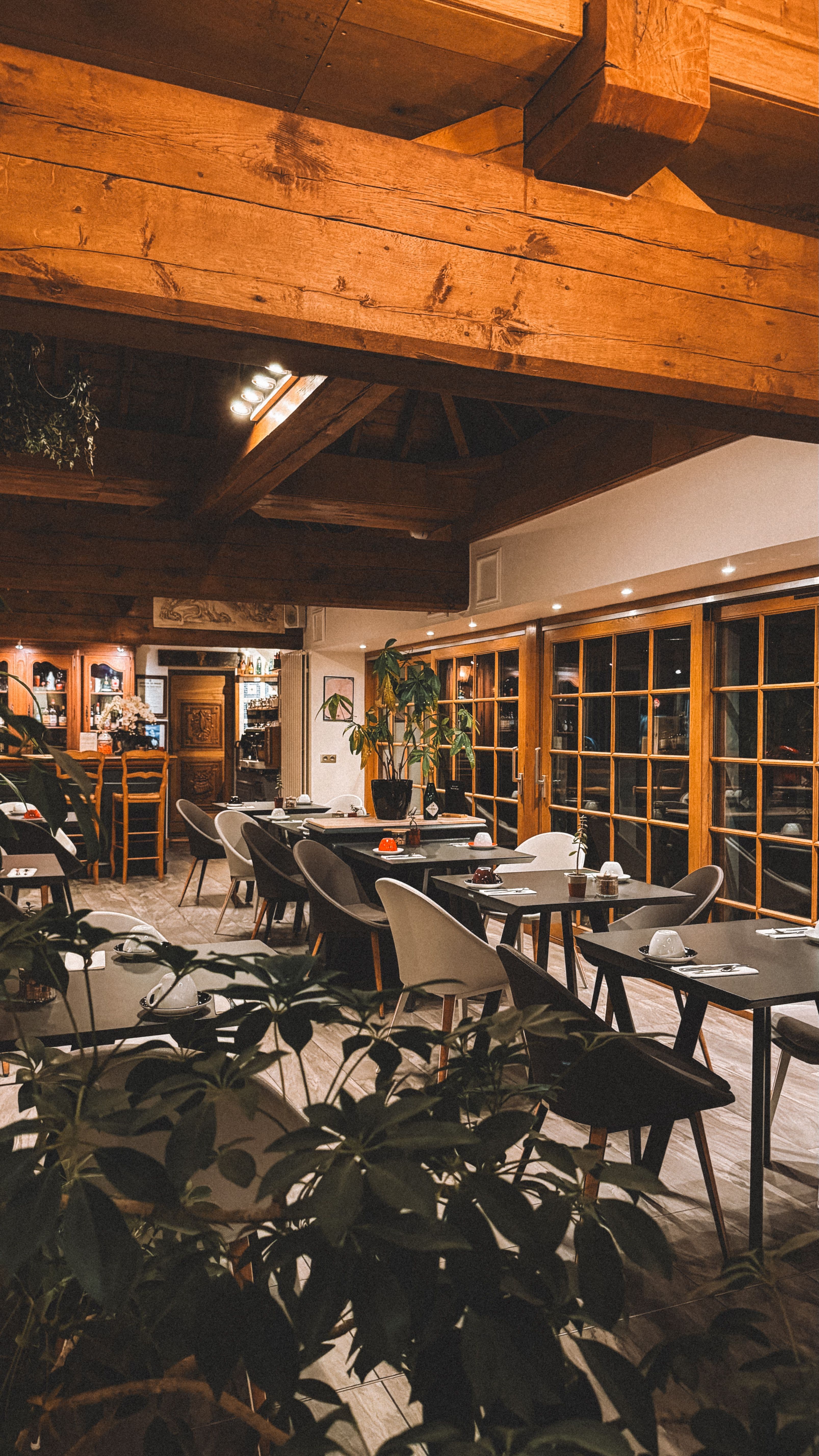 Sala da pranzo accogliente con travi di legno a vista e luci calde